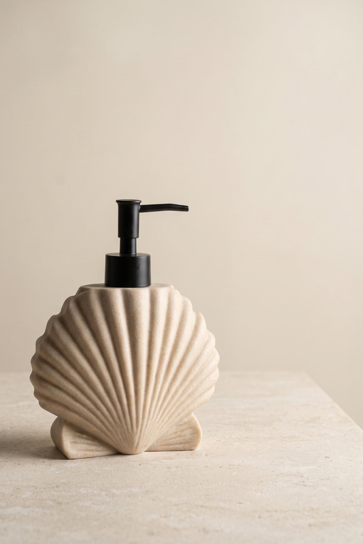 MAREA Krem Polyresin Sıvı Sabunluk, Kabuk Formlu, 6 × 14 × 15 cm