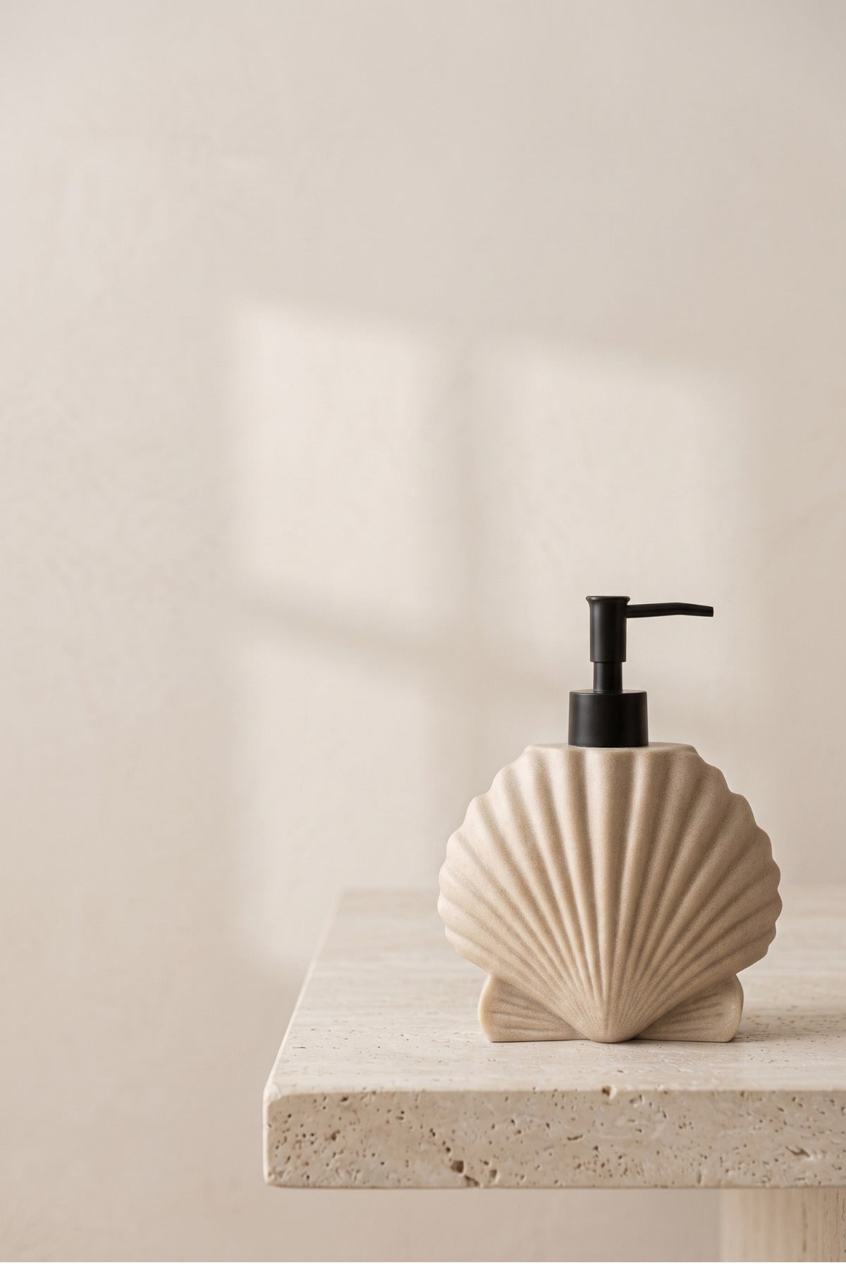 MAREA Krem Polyresin Sıvı Sabunluk, Kabuk Formlu, 6 × 14 × 15 cm