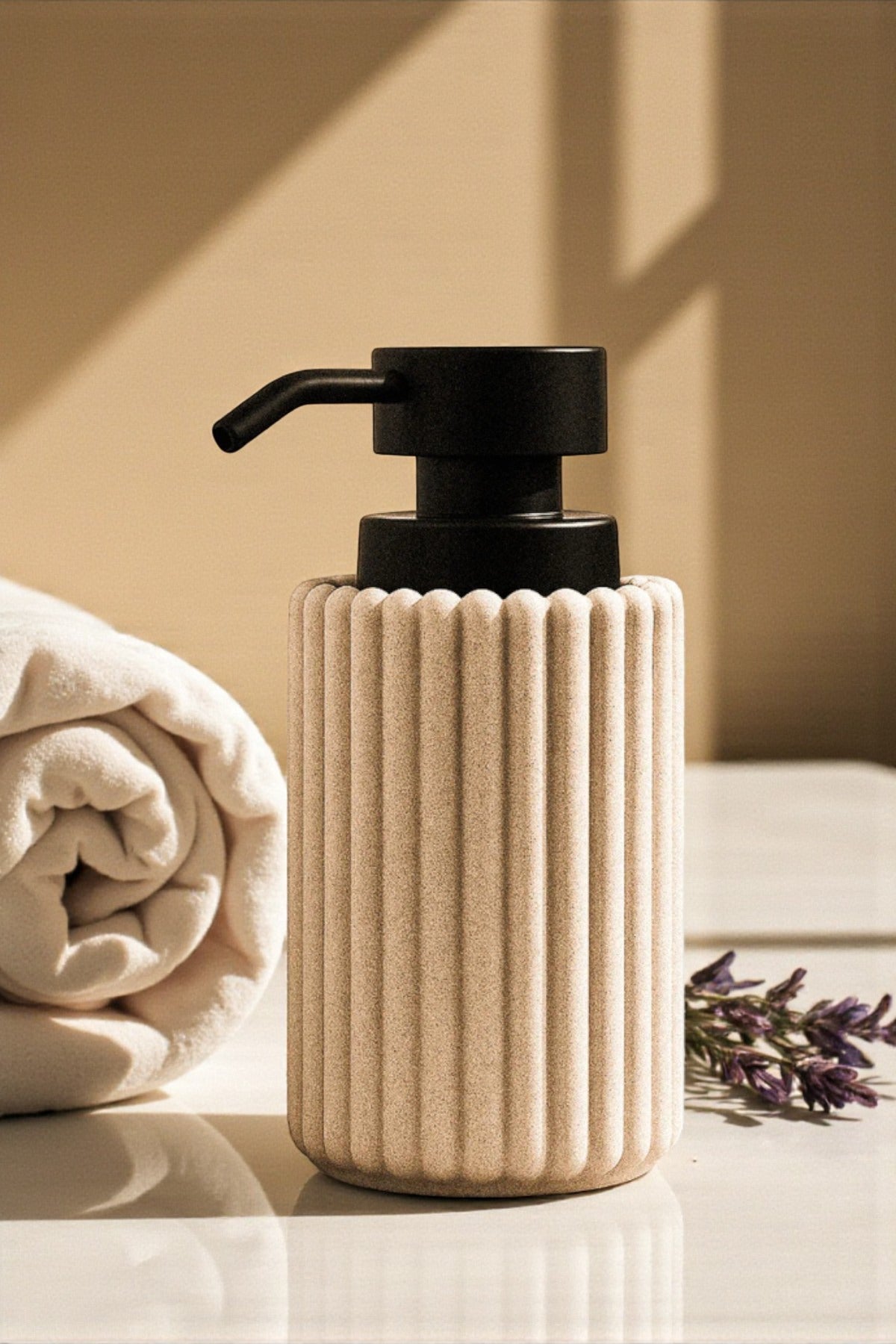 Taş Dokulu Kum Beji 3’lü Banyo Seti – Sıvı Sabunluk, Diş Fırçalık ve Sabunluk